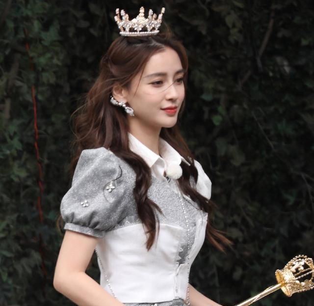 公主|baby“公主”扮相出场,原相机扫过她身材,无P图的腿型很真实