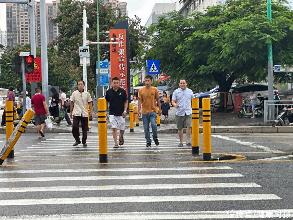 深圳暴雨现场直击：雨势减弱，交通逐步有序恢复