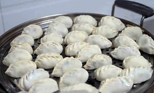  百吃|此面食我家一做就是2锅，皮薄馅大，鲜美多汁，家人都百吃不厌