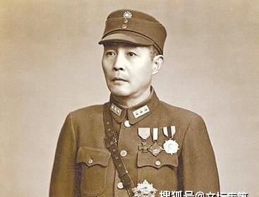 敌军|陈赓坐火车，三次被敌军师长请去聊天，临别前还被塞给300元钱