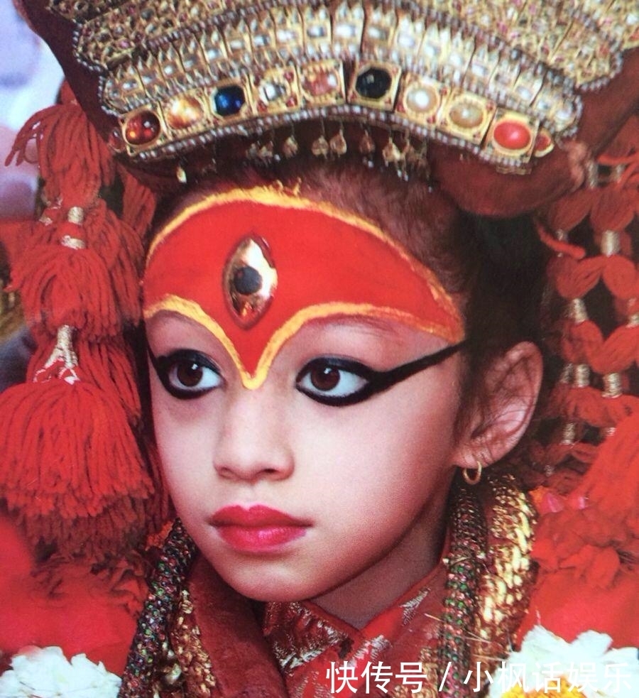 女神|尼泊尔的“活女神”,国王见了都得下跪,必须面无表情,孤独终老