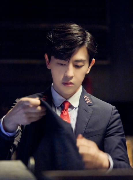  睁眼|《密室大逃脱》邓伦胆小再升级，被吓到不敢睁眼，把杨幂拖了一米远