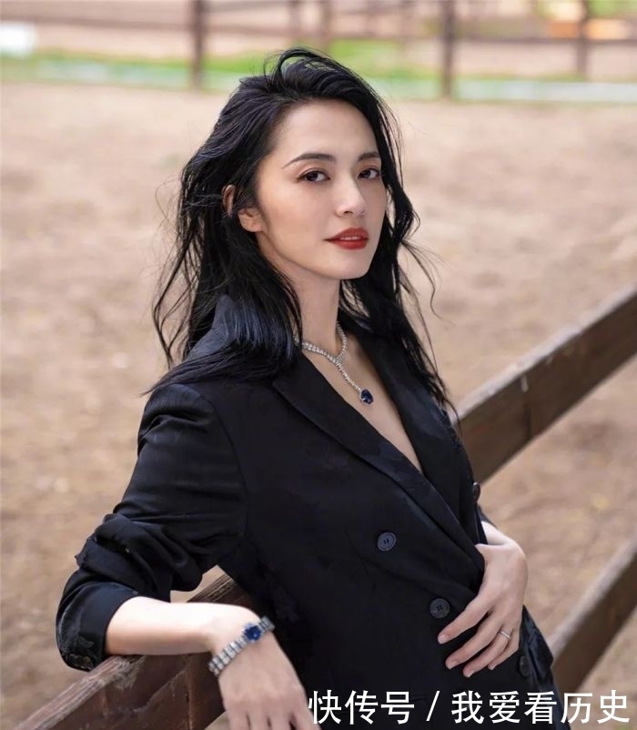 耳环|40岁姚晨依旧魅力十足,黑丝绒裙高贵大气,炫彩菱形耳环时髦亮眼