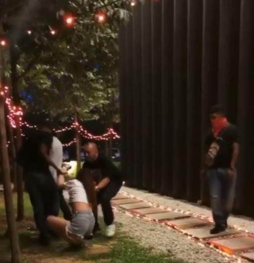 拖出|中国女子遭马来歹徒当街拖拽，从酒吧被拖出门外，大声呼救得援手