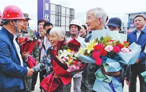  举动|两位老人银行转账千万，慷慨举动不料曝光身份，可敬