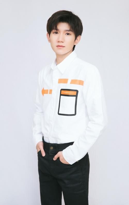 放荡不羁|王源开始“叛逆”了，一头蓝发放荡不羁，V领衬衫真“禁欲”