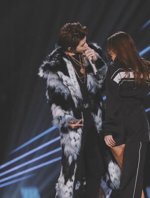  舞台|蔡徐坤亮相姐姐成团夜，舞台上大胆和伴舞亲密互动，粉丝暴风哭泣