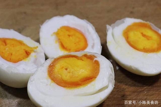 比买|老妈45年腌咸鸭蛋的经验,做法简单,个个流油,比买的还好吃