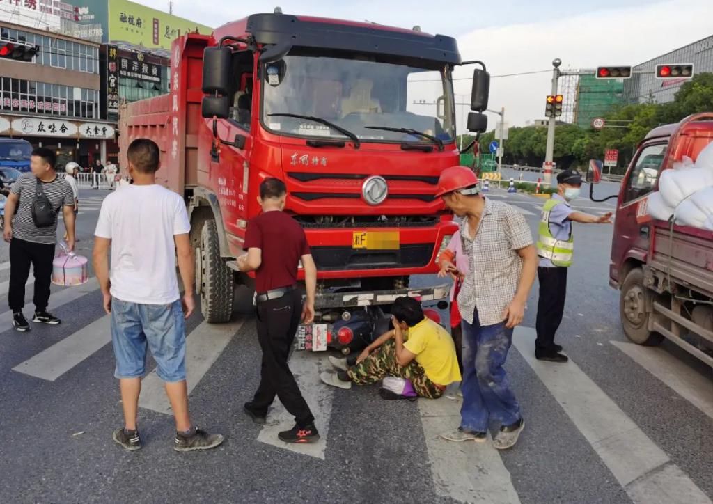  停二看三通|又一起！电动车被卷进货车车底，车主…