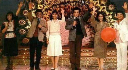  发福|33岁开始主持春晚，嫁出国门无人知;如今61岁却发福到认不出