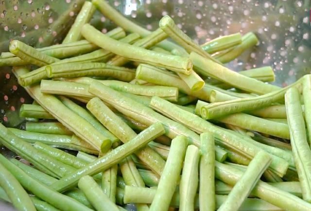  做法|爱吃豇豆的一定要收藏，学会这种懒人特色做法，一大盘不够吃
