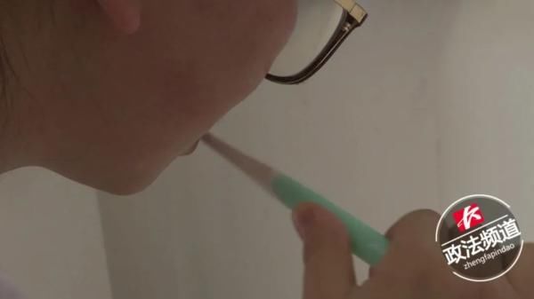  异物|女生边刷牙边看综艺节目，一阵狂笑后把牙刷吞了下去...