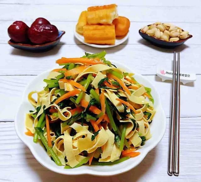  叶茼蒿|8月，遇上这蔬菜别手软，3块买一把，失眠的人多吃，夜里睡得香