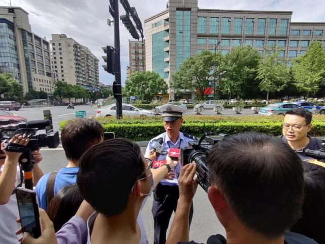  交警|前车迟迟不动，按了一下喇叭被交警当场查处，这也有错？