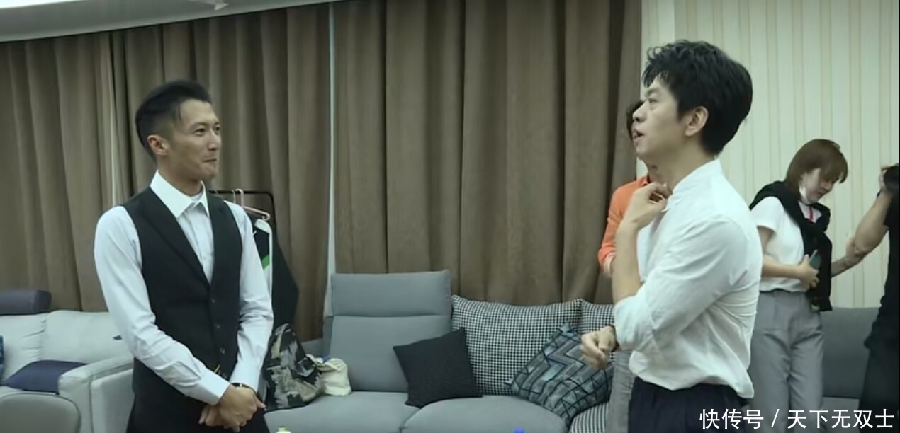  谢霆锋|谢霆锋过生日，李健送好礼，《中国好声音》节目组太暖心了