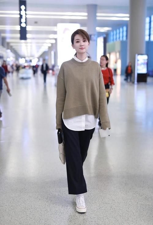  青灰色|乔欣街拍：青灰色针织衫阔腿裤 编织包Converse鞋优雅知性