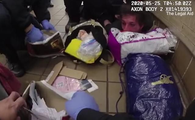  嚎叫|美国流浪汉被黑人警察暴打一顿丢出地铁，他哭喊嚎叫求警察停手