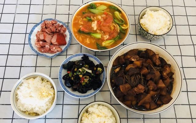 周末|宅在家的周末午餐,三口人4个菜,有肉有鱼有凉菜,好吃还解馋