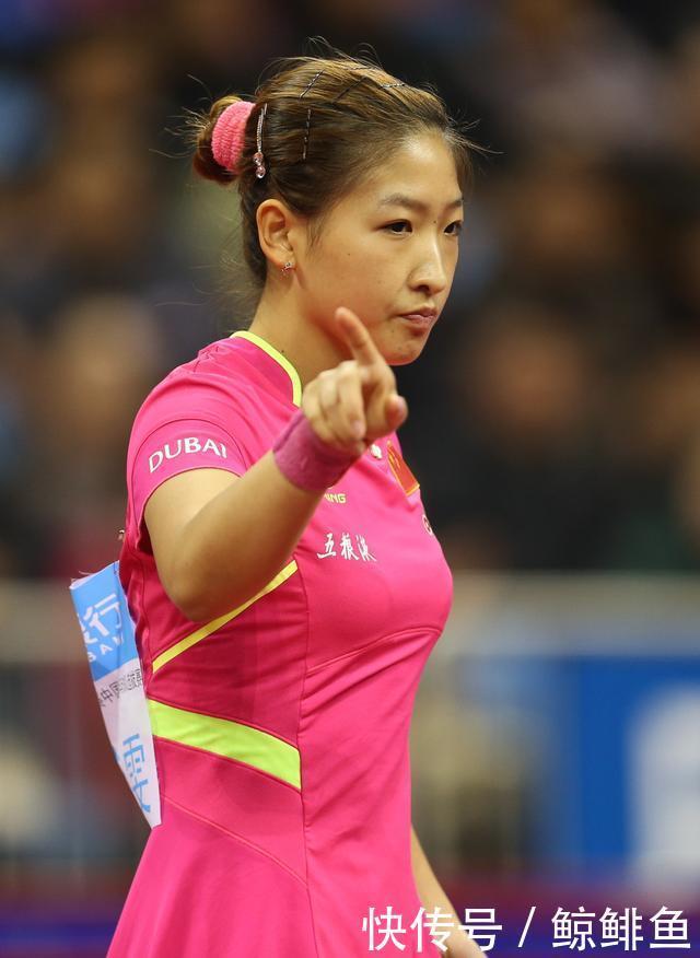 灿烂|刘诗雯看样子恢复的不错,与刘国梁、马龙一起参加活动,笑容灿烂