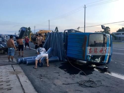  侧翻|事发玉博公路！一小货车侧翻，布匹甩出车外，路边小车当场被砸坏