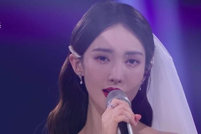  浪姐|同是穿婚纱亮相《浪姐》总决赛：金晨绝美，李斯丹妮却暴露了短板