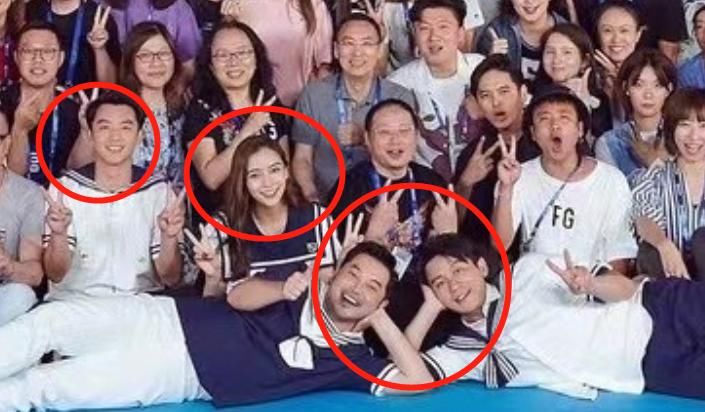  导演|跑男家族合体拍照，郭麒麟蔡徐坤坐一块，导演身旁的嘉宾成亮点