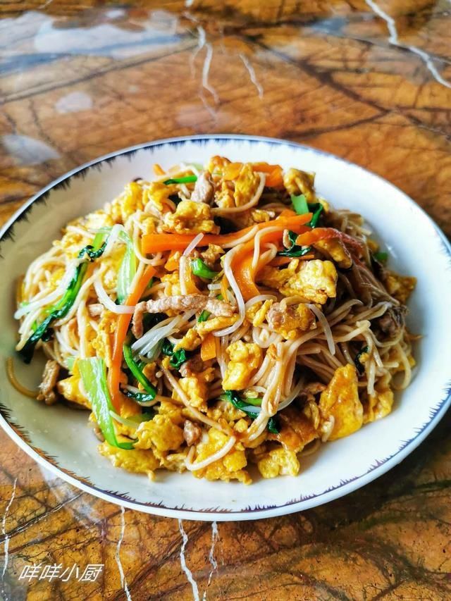  不知不觉|早饭一碗炒面解决，荤素齐全，不知不觉吃到撑，方法简单易学