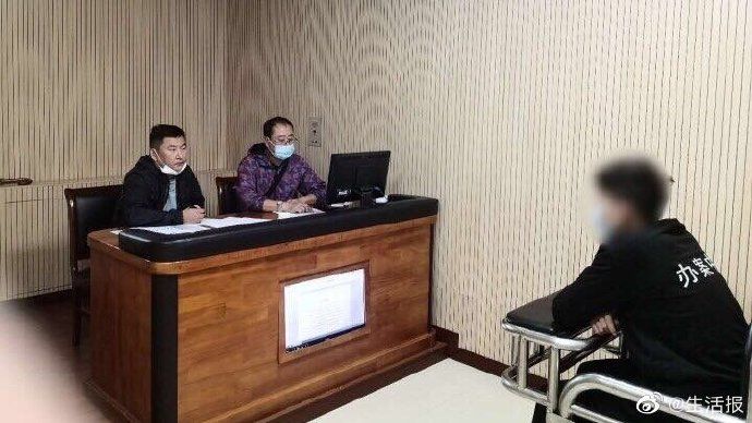 副中队长张|男子偷工友手机还债逃到哈尔滨，警方8小时抓捕归案