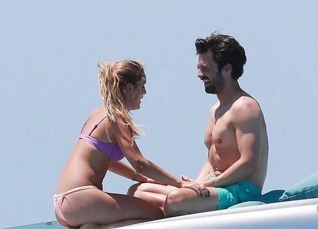  再续|荷兰弟恋情官宣？！全员脱单的漫威男神片单，让我们荧幕再续“罗曼史” | 周末影院