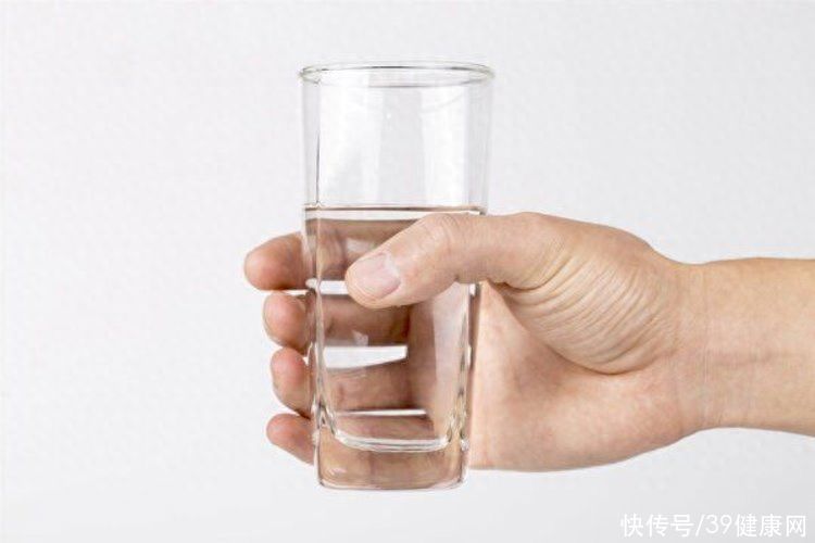 为什么外国人只喝冷水(外国人四季喝冷水，为啥中国人离不开热水？了解原因后才知差距)