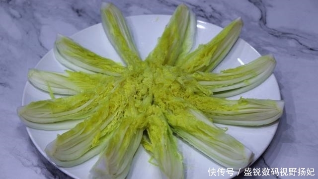 试试|娃娃菜怎么做好吃?试试蒜蓉粉丝娃娃菜吧,味道鲜美,越吃越香