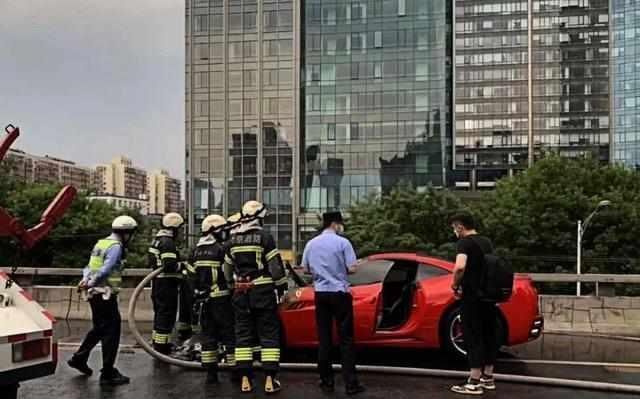 跃马|北京308万法拉利行驶中起火,秒变火烧跃马,V8发动机报废