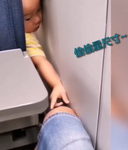 为孩子|萌娃高铁拔腿毛，评论两极分化：熊孩子和萌娃只在一念之差