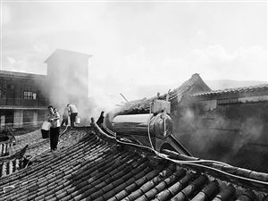  起火|红河一民房起火民警火海中救人