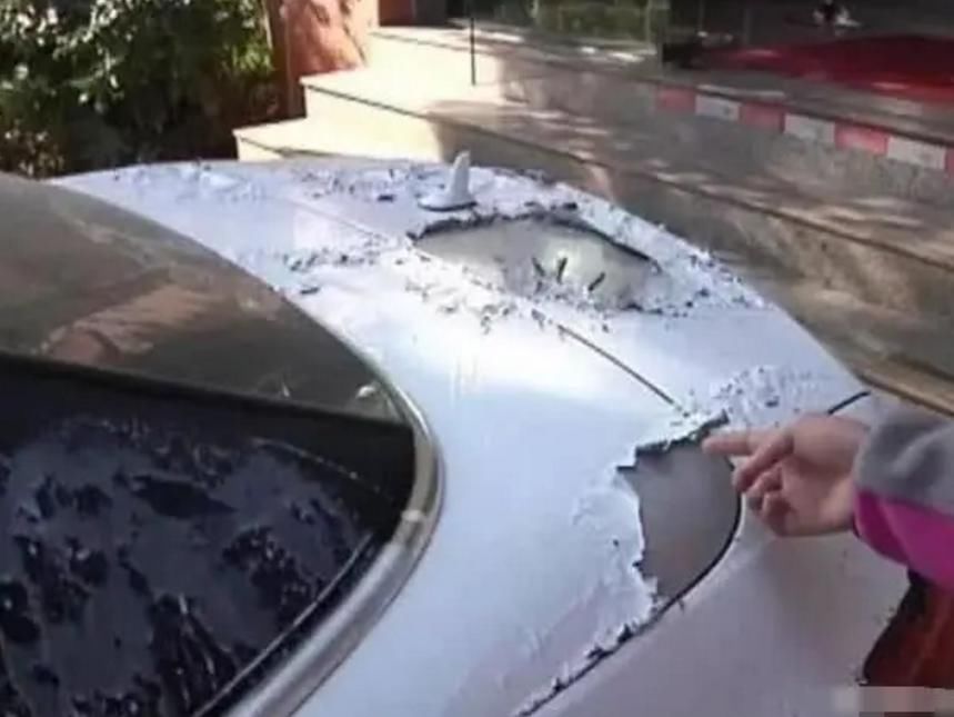  脱皮|奔驰霸占车位，业主看不懂“麻将电话”，用脱漆水让奔驰脱皮