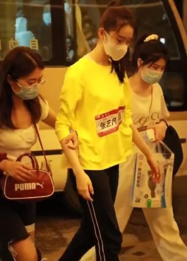 希林娜|硬糖少女新海报发布,希林娜不在C位,郑乃馨第五站位引热议!