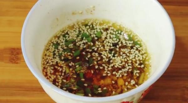 碗里|煮面条不要水开下锅,教你简单这样做,面条爽滑劲道,比买的好吃