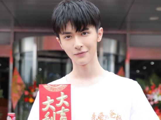 翟潇闻|闫妮搭档翟潇闻演母子，配角阵容很养眼，但看到他我却忍不住想笑