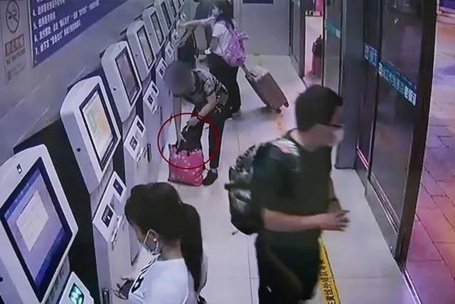  全过程|女子北京站内捡到钱包直接揣进兜？监控拍下全过程