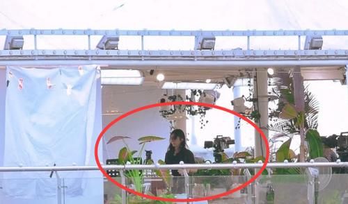  新造型|赵丽颖《中餐厅》新造型面世，这满满的少女感，真的是生过孩子吗