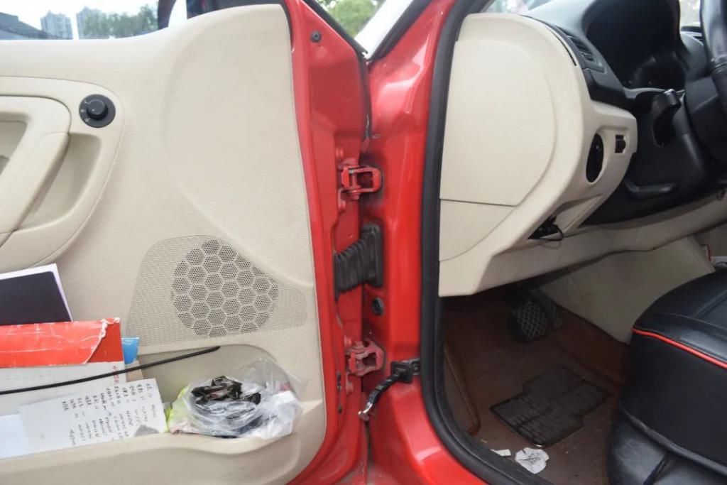  匪夷所思|匪夷所思！前一秒还在倒车，下一秒自己被卷进车底