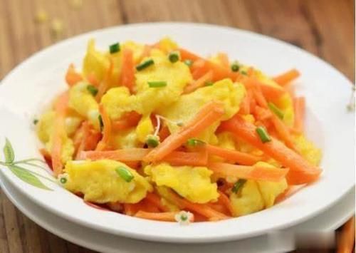 胡萝卜|胡萝卜丝炒鸡蛋，酸豆角五花肉，菠萝银耳羹，醋溜白菜的做法