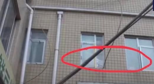  从酒店窗户|20岁妈妈产下婴儿后将其从酒店二楼抛下：装在黑色塑料袋里，脐带还没剪断