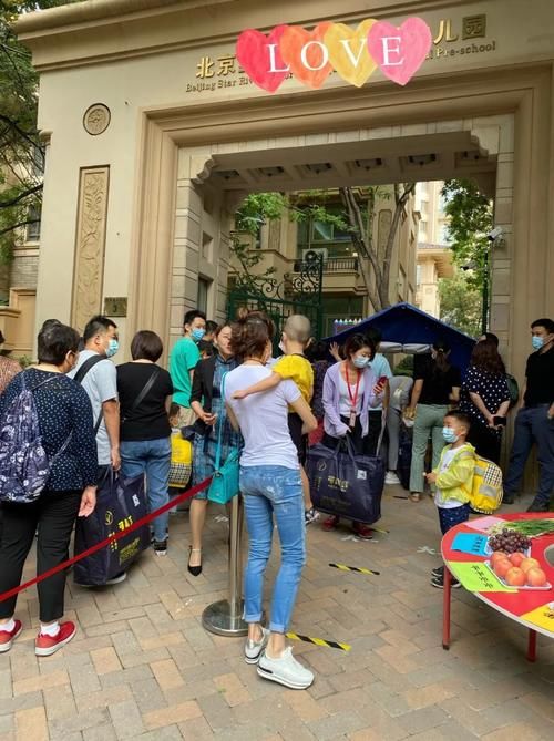  老公|45岁阔太金巧巧晒美照，3岁儿子长相似老公，一年学费14万？