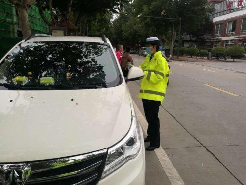 车辆|新区交警集中整治乱停乱放！本月纠正违停3000辆，拖移违停车辆100辆