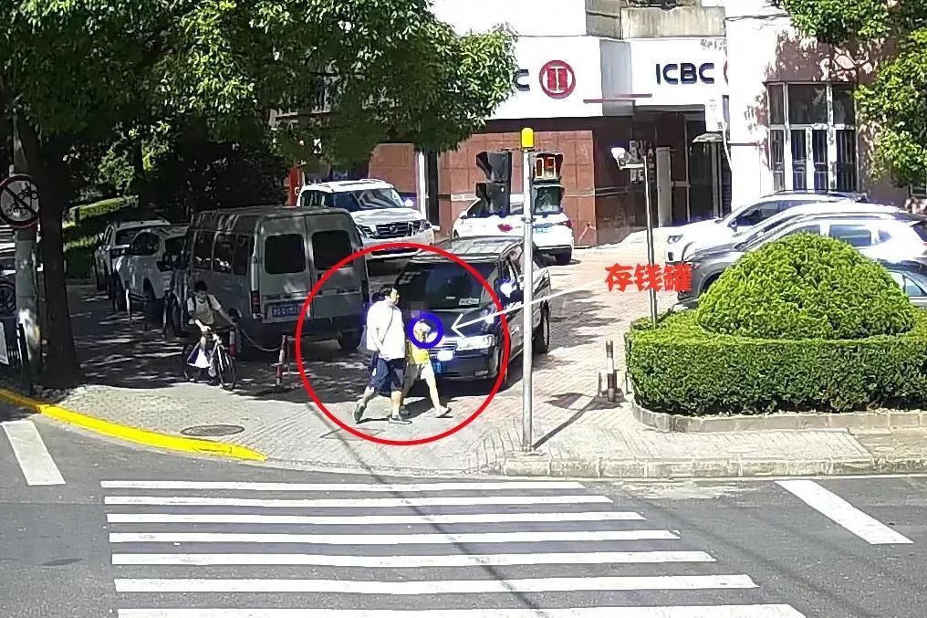 男子|黄浦10岁男童偶遇“忘年交”，竟被男子骗走零钱罐内200元