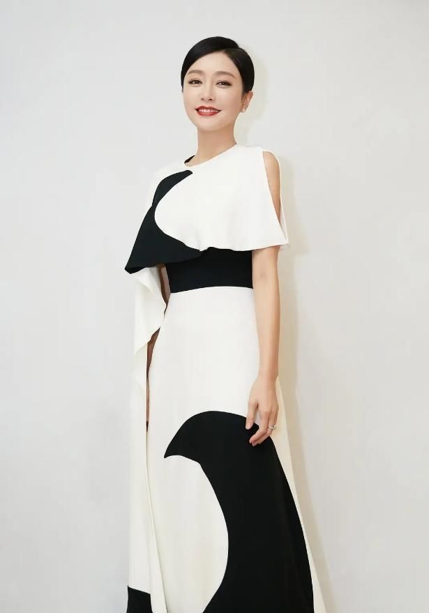  有种|有种“逆生长”叫秦岚, 穿黑白拼接裙优雅迷人, 一点不像70后