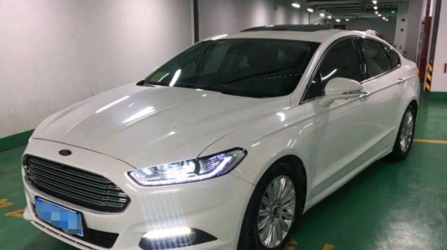  福特|五菱神车被福特蒙迪欧撞，直接启动不了，网友：咋这么猛？