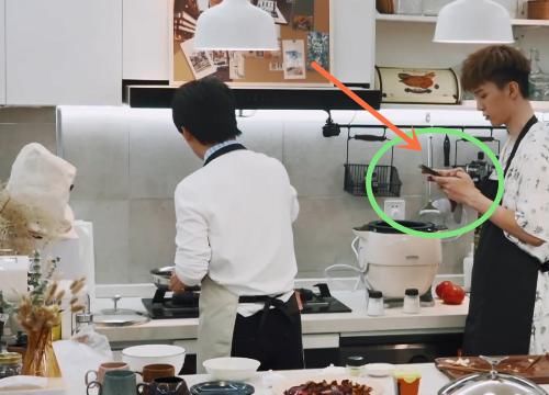  节目中|郭麒麟在厨房做饭时，范丞丞一旁只顾玩手机，真当观众看不到啊