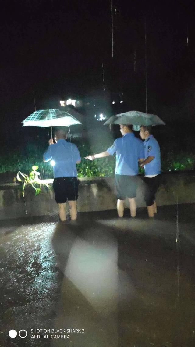 转移|转移、排危、送医……四川威远公安启动极端天气应急抢险预案